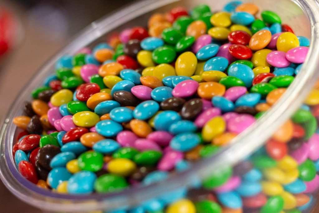 Bunte Fruchtgummis und Bonbons in Nahaufnahme