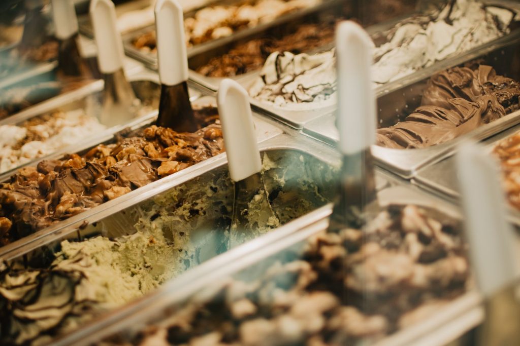 Eistruhe mit verschiedenen Eissorten