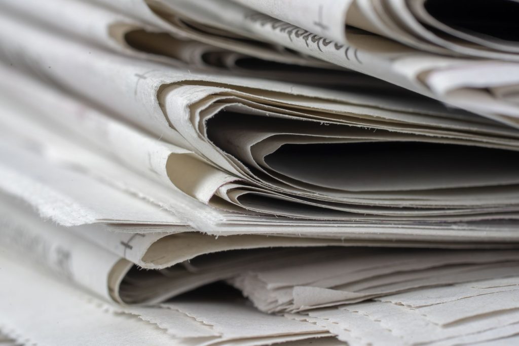 Gefaltete Zeitungen und Zeitschriften, weich im Fokus