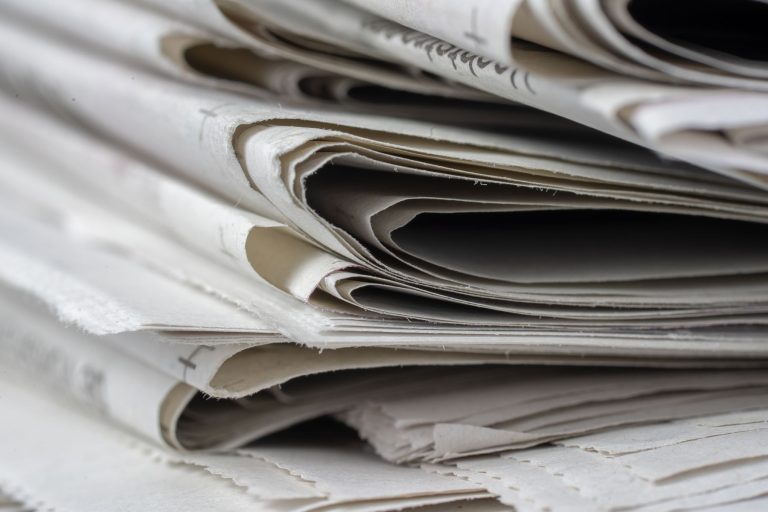 Gefaltete Zeitungen und Zeitschriften, weich im Fokus